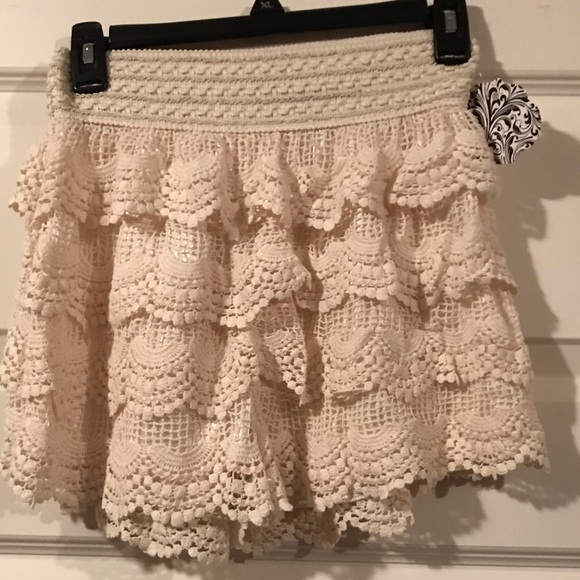 M U.S.A. Lace tiered shorts - Picture 2 of 10